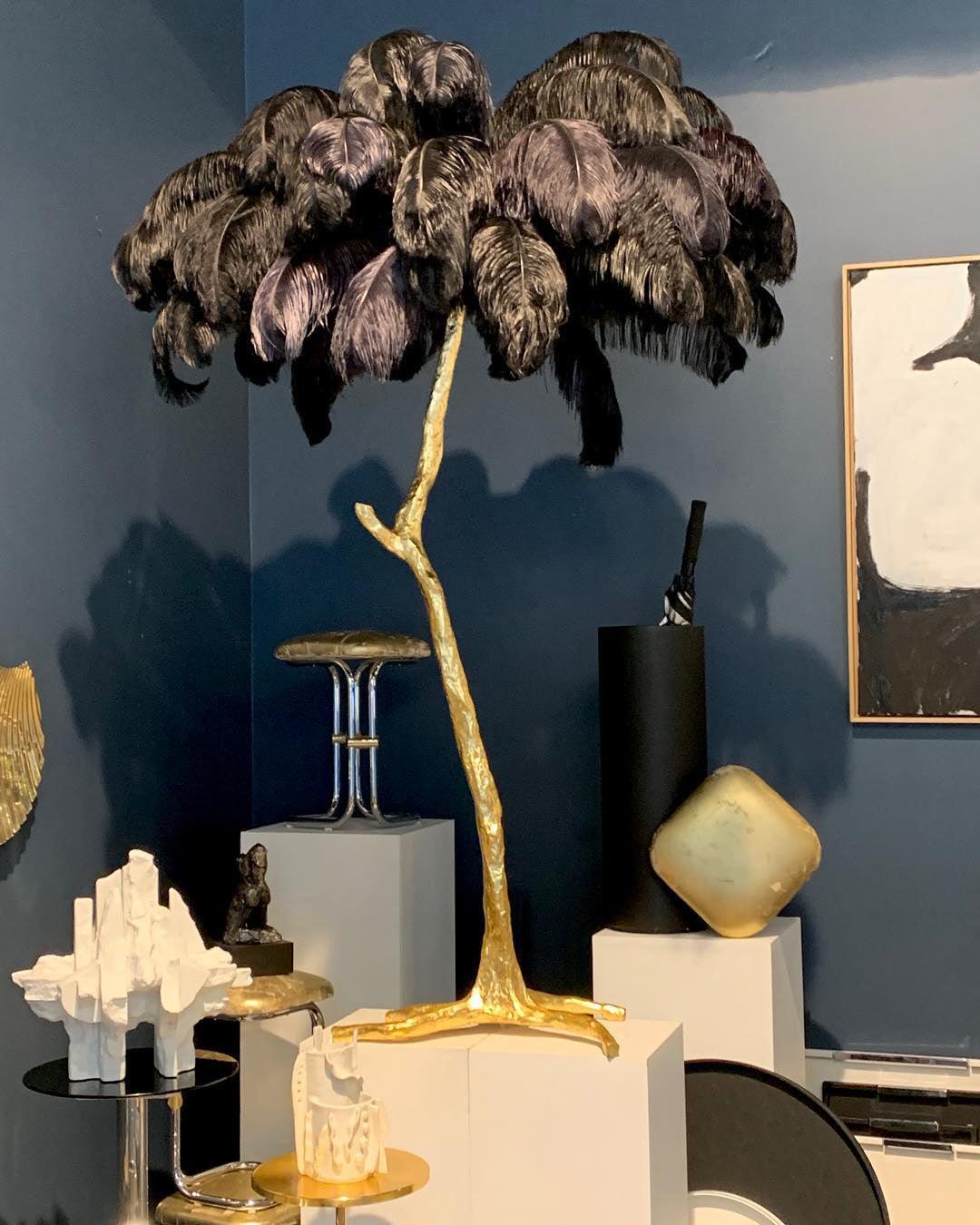 Lampada da terra in ottone con piume di struzzo