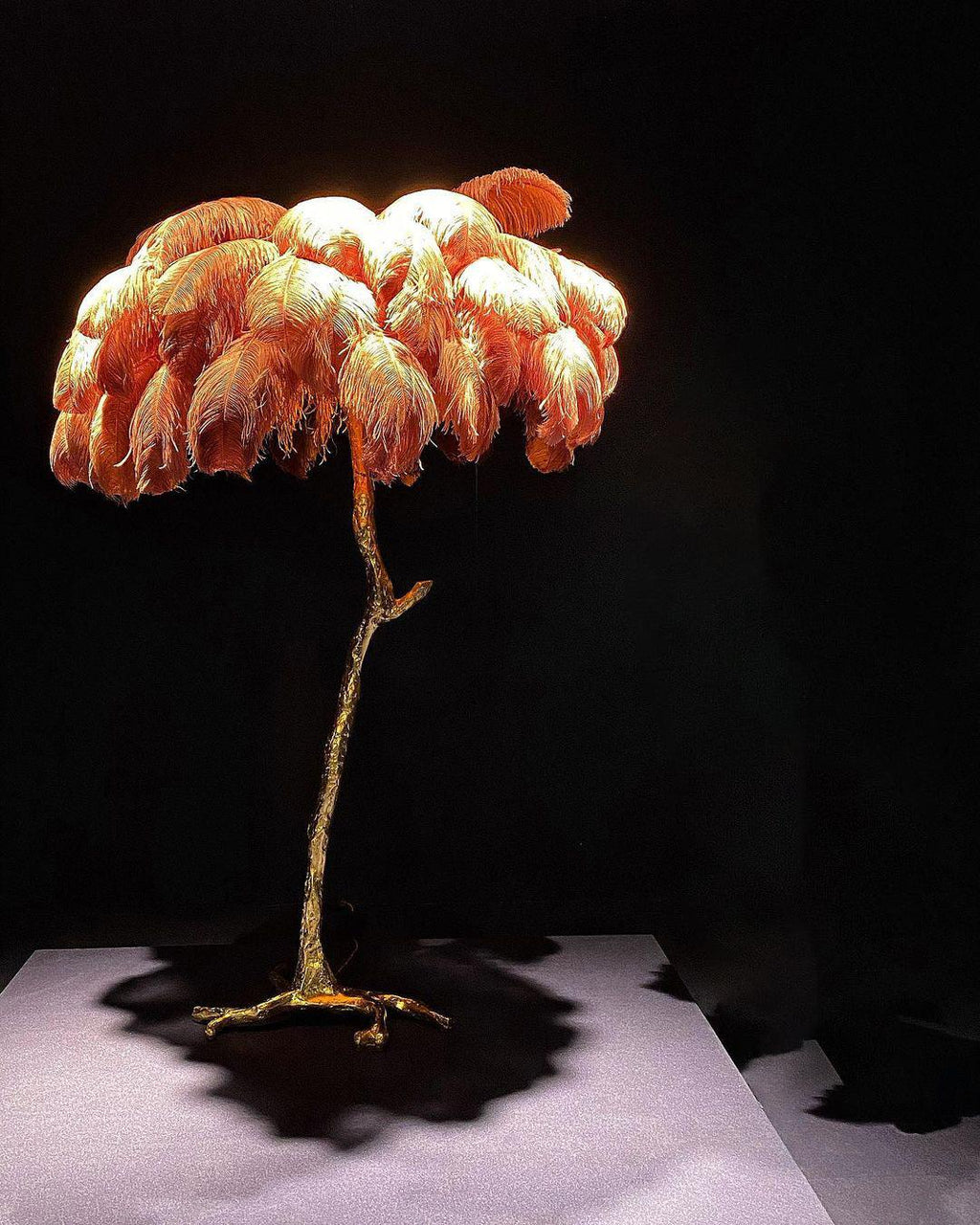 Lampada da terra in ottone con piume di struzzo