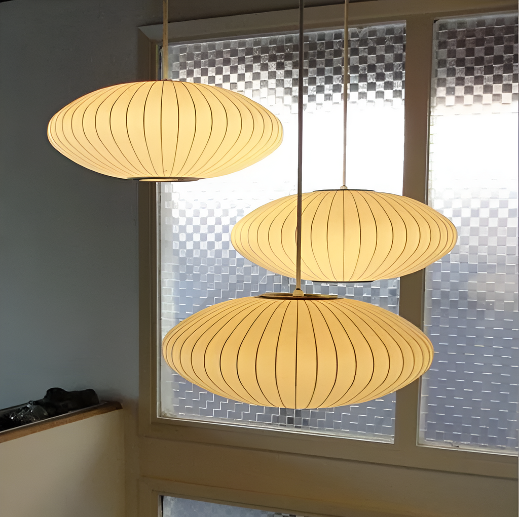 Lampada a sospensione ovale con paralume a righe verticali