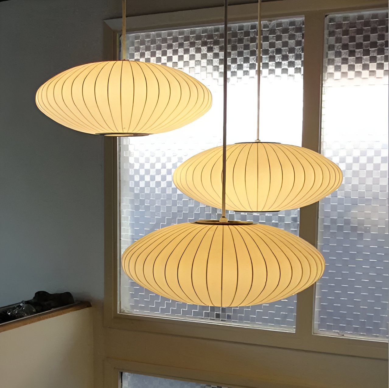Lampada a sospensione ovale con paralume a righe verticali