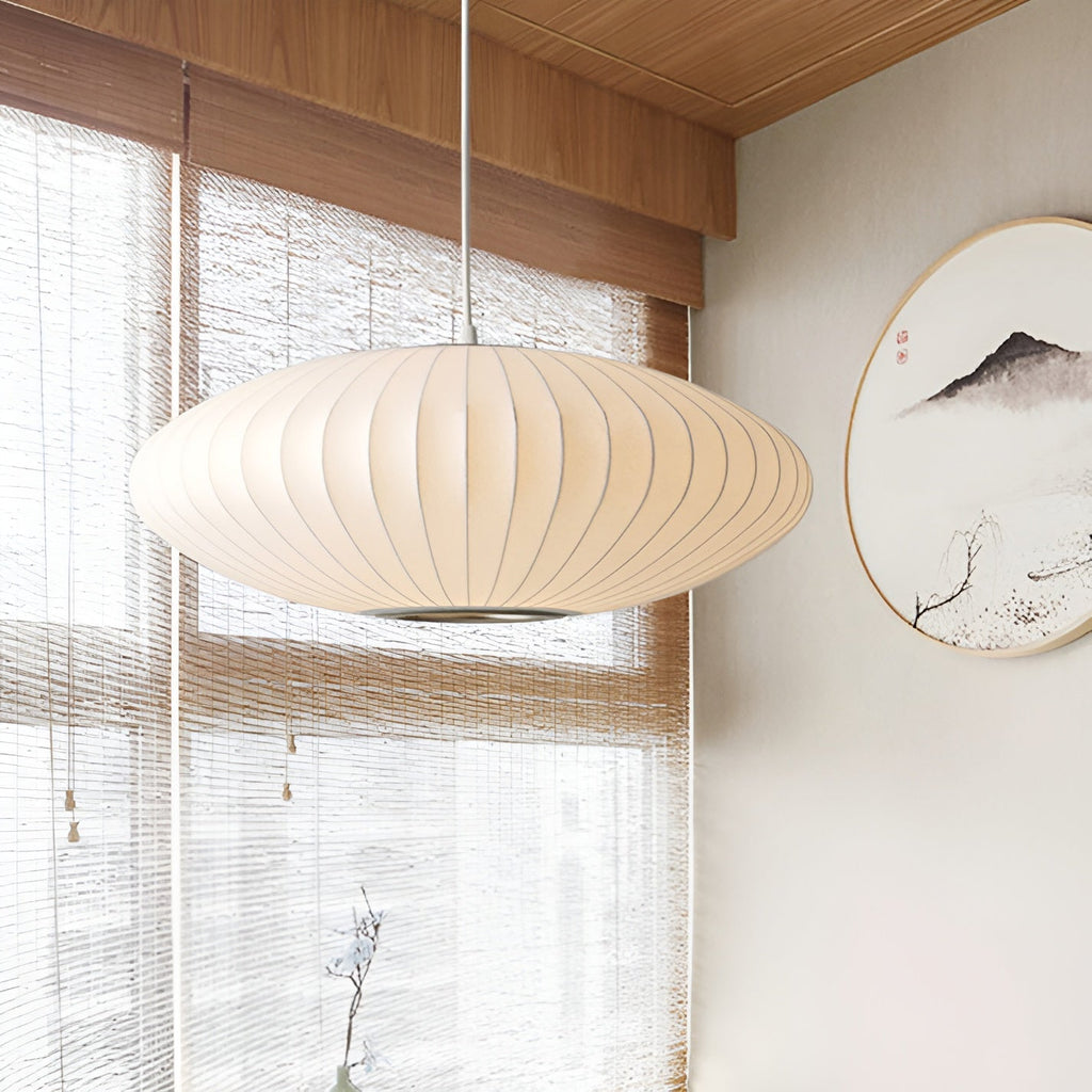 Lampada a sospensione ovale con paralume a righe verticali