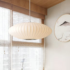 Lampada a sospensione ovale con paralume a righe verticali