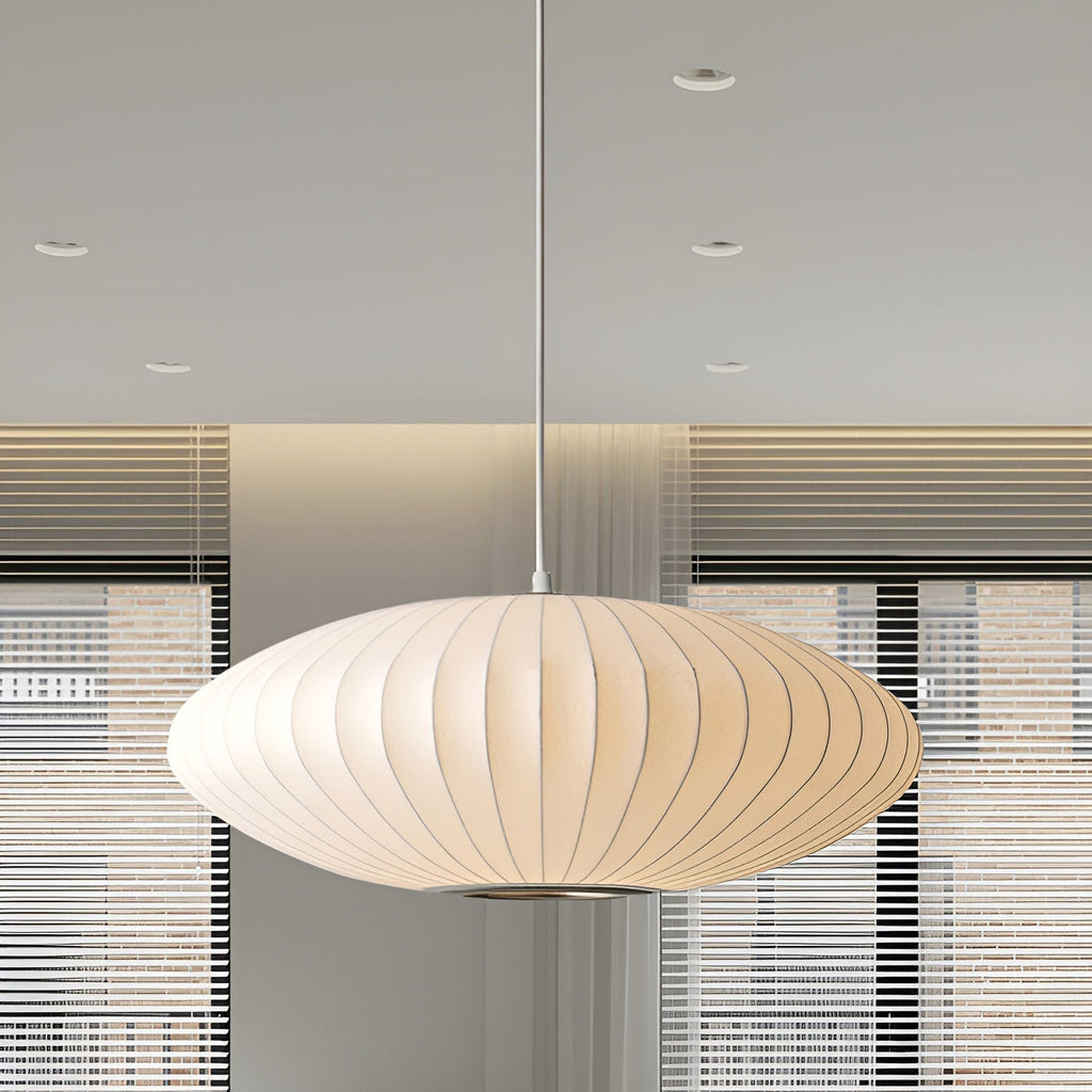 Lampada a sospensione ovale con paralume a righe verticali