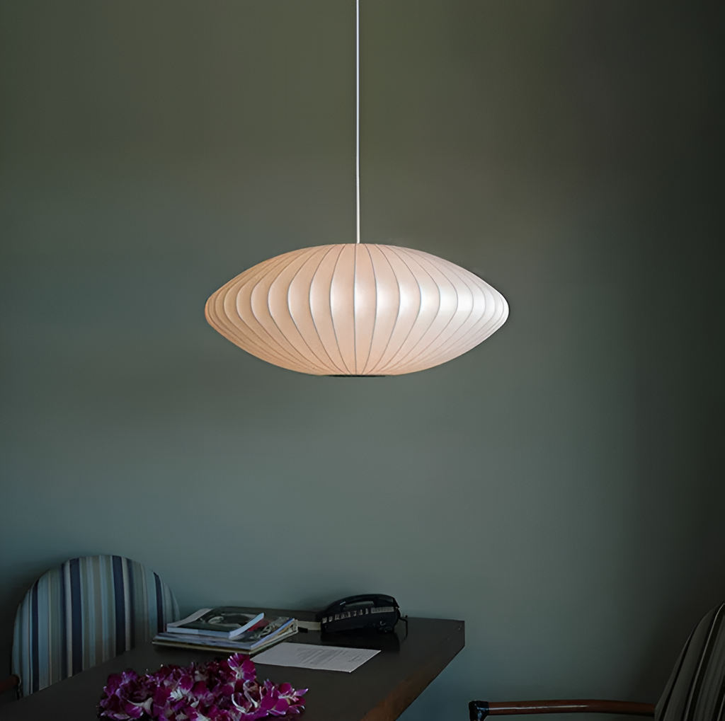 Lampada a sospensione ovale con paralume a righe verticali