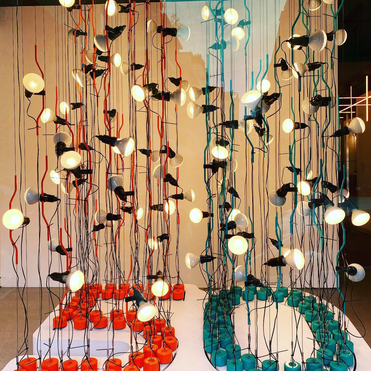 Lampada a Cavo Tensionato da Pavimento a Soffitto – Faro Regolabile