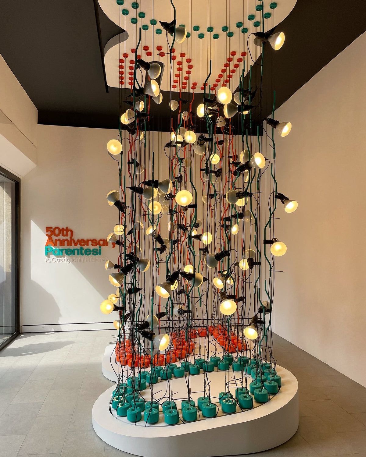 Lampada a Cavo Tensionato da Pavimento a Soffitto – Faro Regolabile