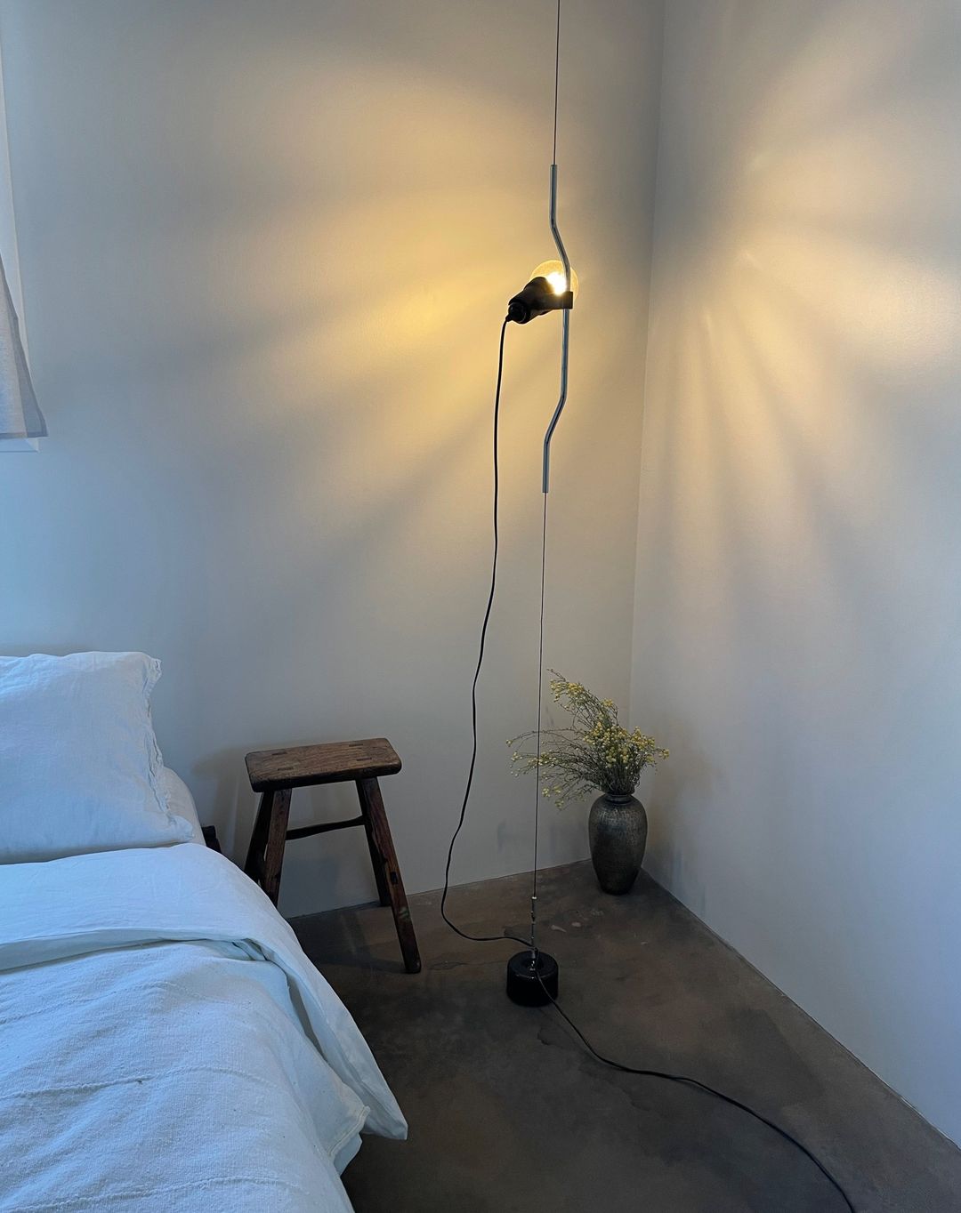 Lampada a Cavo Tensionato da Pavimento a Soffitto – Faro Regolabile