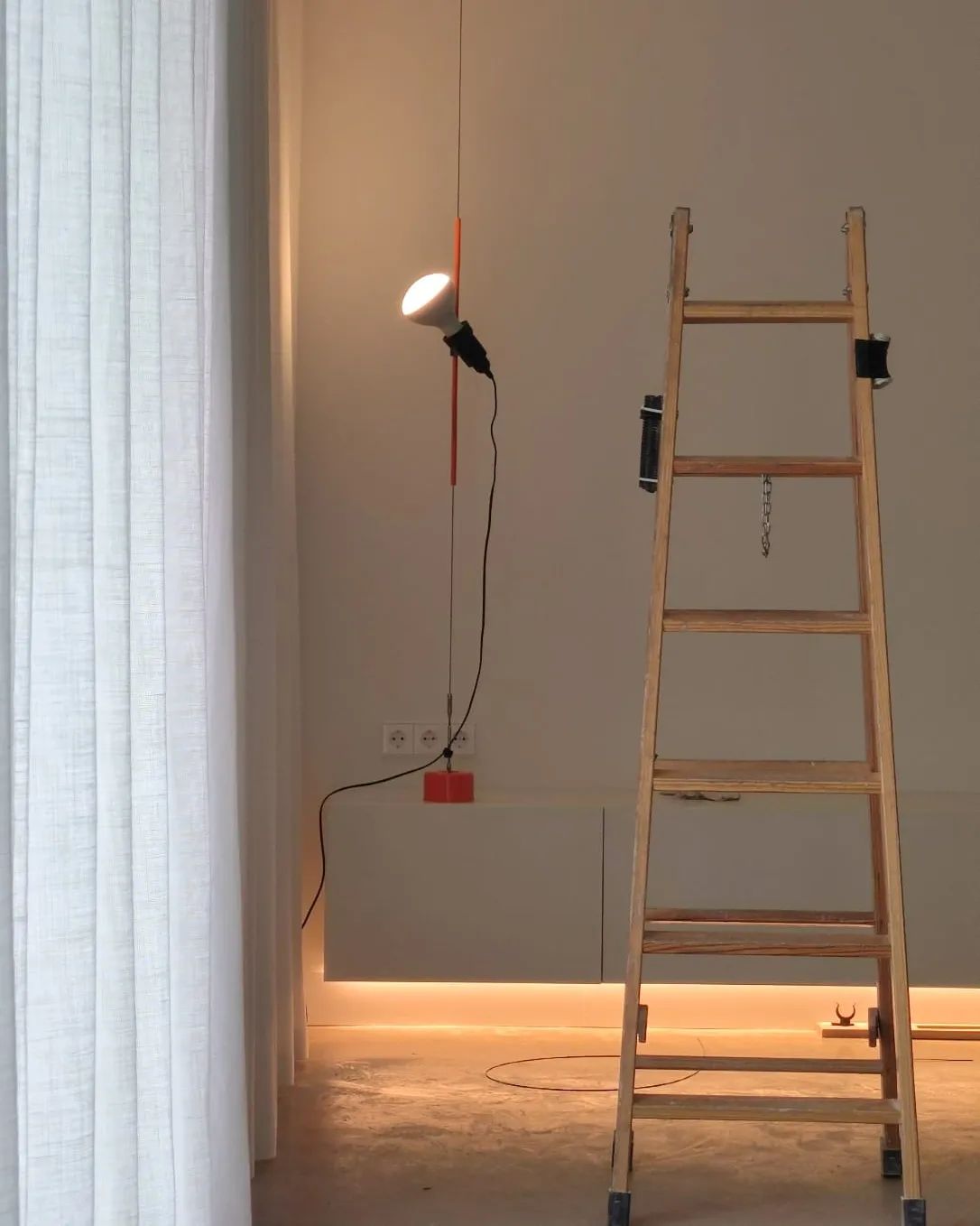 Lampada a Cavo Tensionato da Pavimento a Soffitto – Faro Regolabile