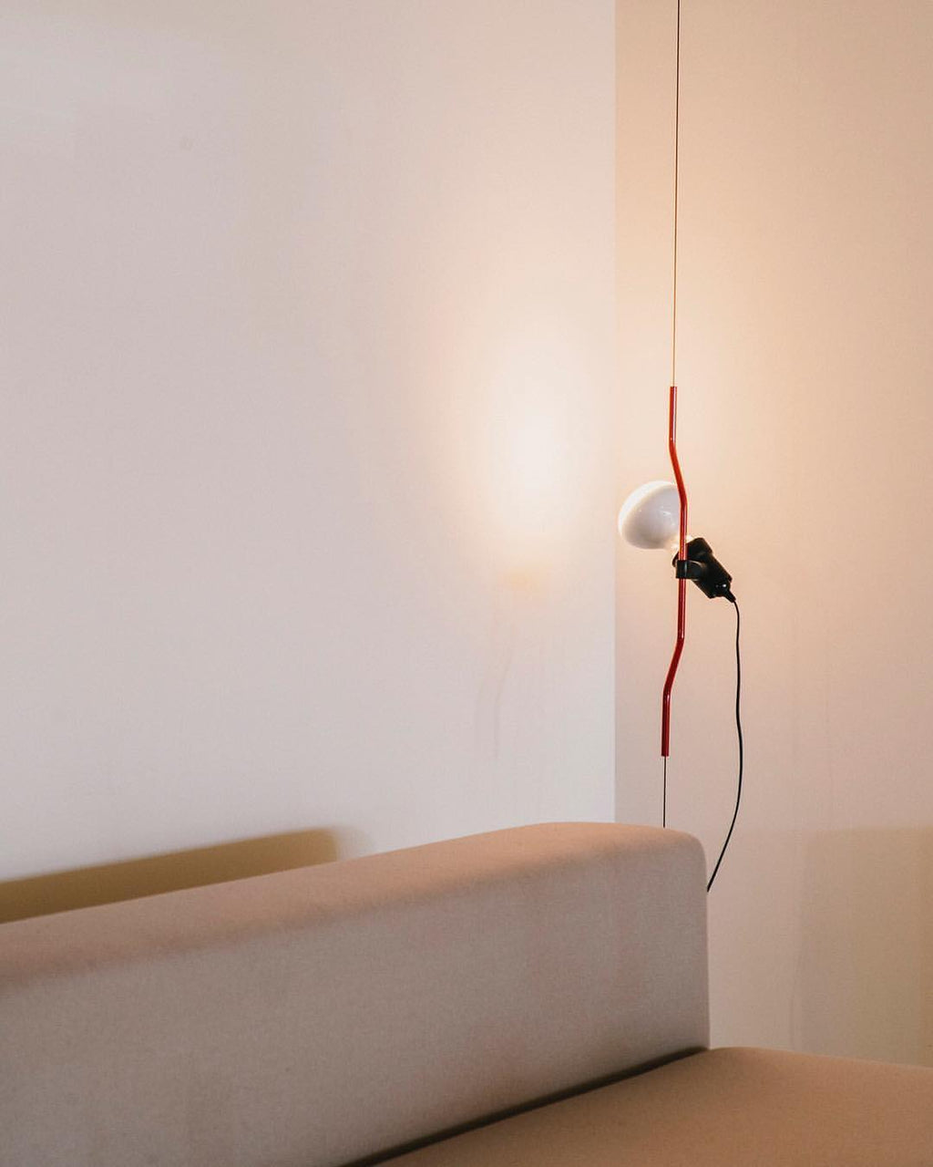 Lampada a Cavo Tensionato da Pavimento a Soffitto – Faro Regolabile