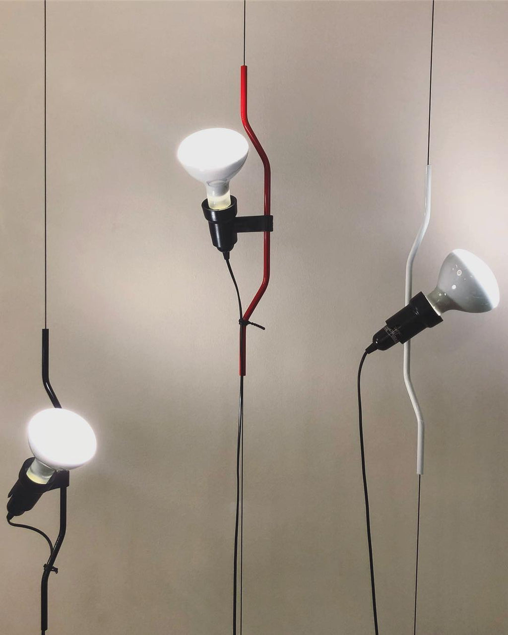 Lampada a Cavo Tensionato da Pavimento a Soffitto – Faro Regolabile