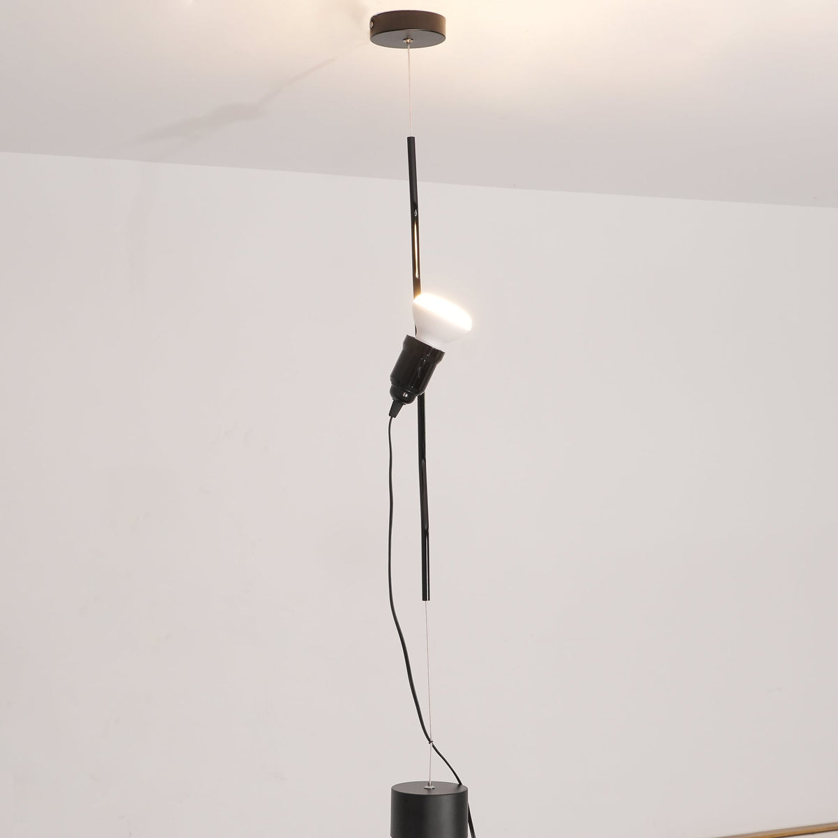 Lampada a Cavo Tensionato da Pavimento a Soffitto – Faro Regolabile