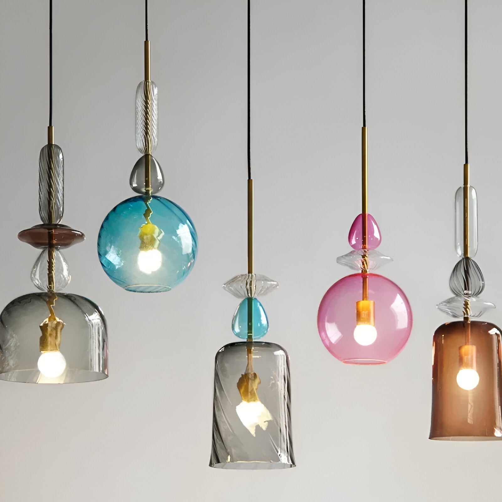 Lampada a sospensione in vetro colorato pastello con paralume a campana