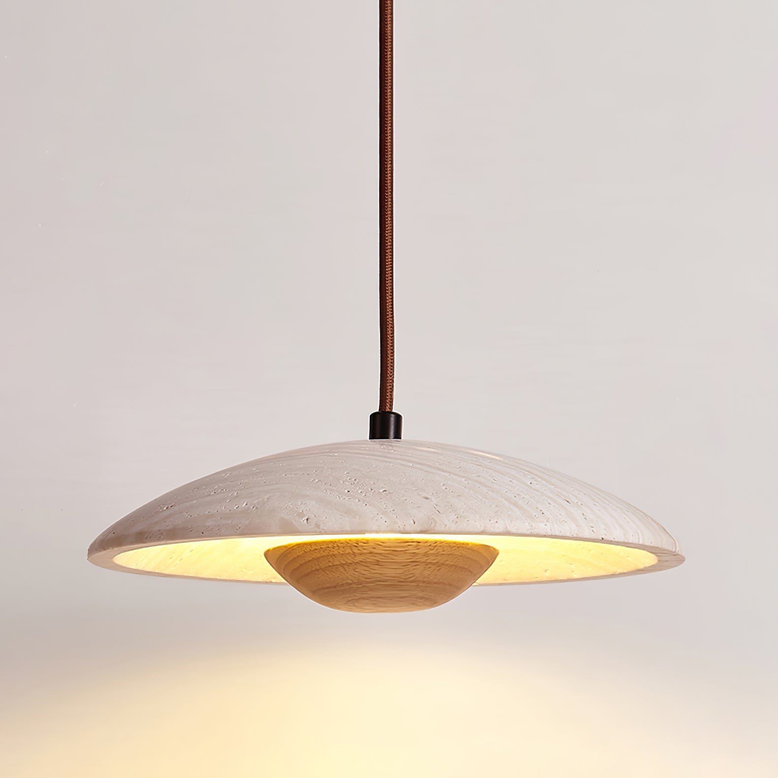 Lampada a sospensione – Legno di gomma & Travertino – Giallo – Ø 30 cm – Design moderno per un'illuminazione elegante sopra il tavolo da pranzo