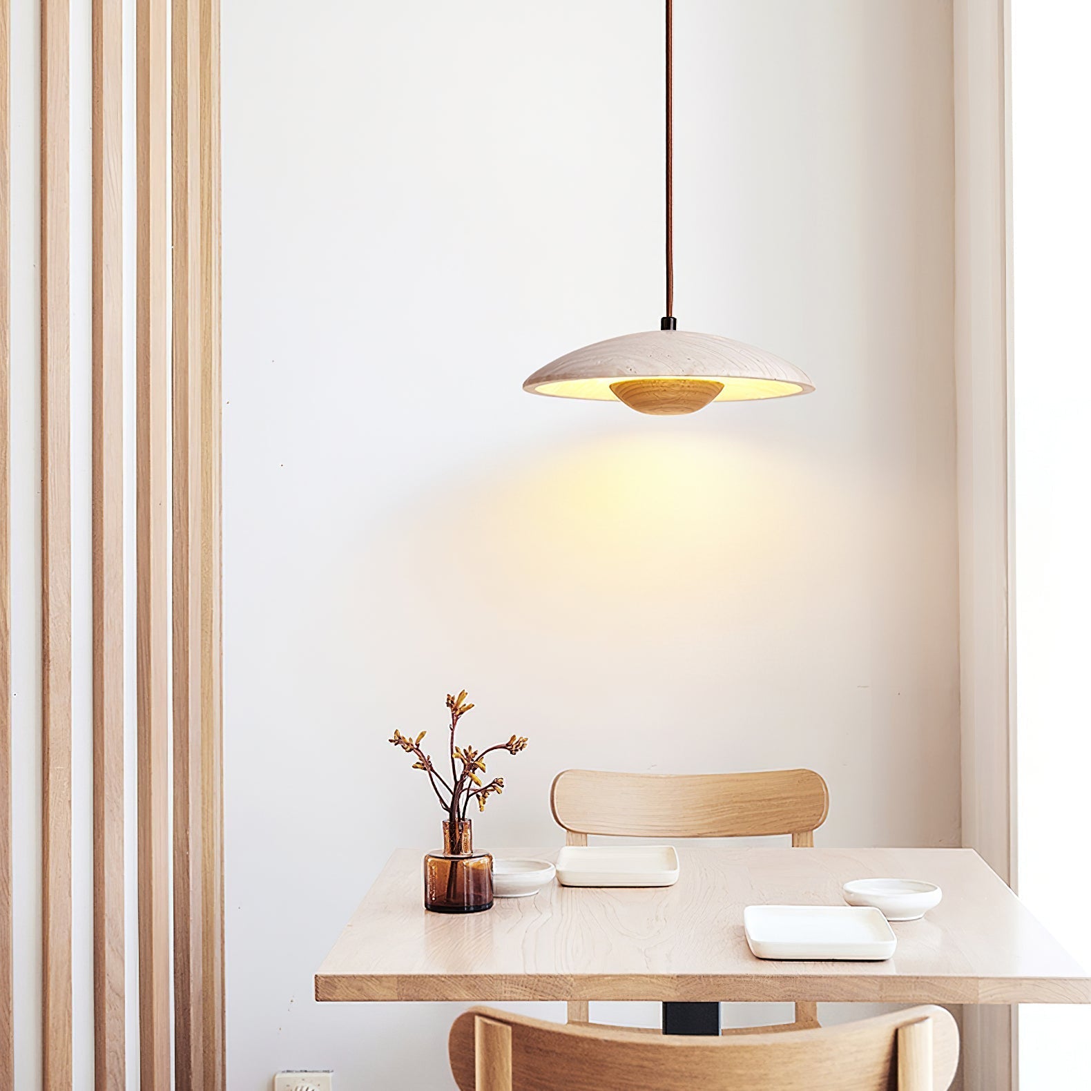 Lampada a sospensione – Legno di gomma & Travertino – Giallo – Ø 30 cm – Design moderno per un'illuminazione elegante sopra il tavolo da pranzo