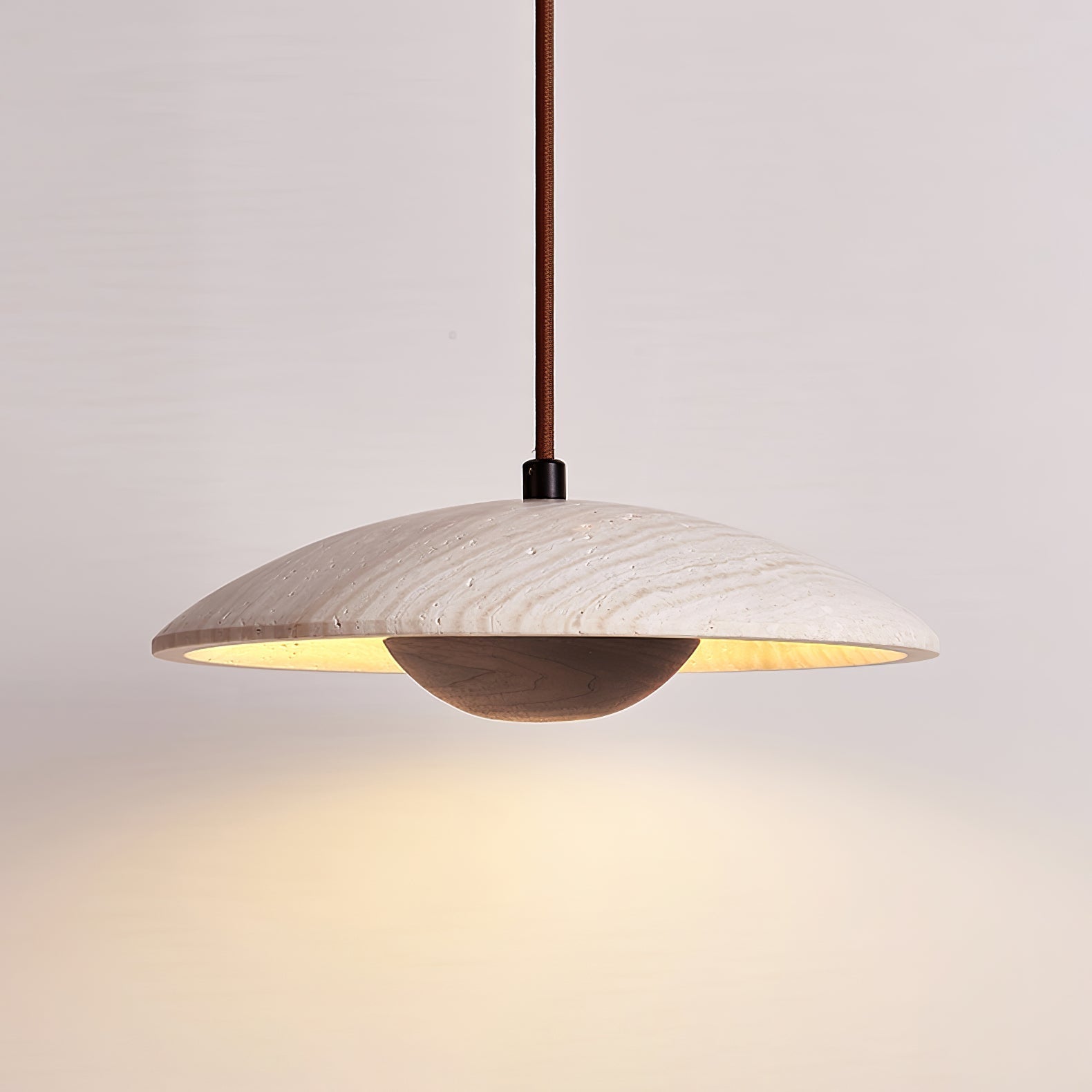 Lampada a sospensione – Legno di gomma & Travertino – Giallo – Ø 30 cm – Design moderno per un'illuminazione elegante sopra il tavolo da pranzo