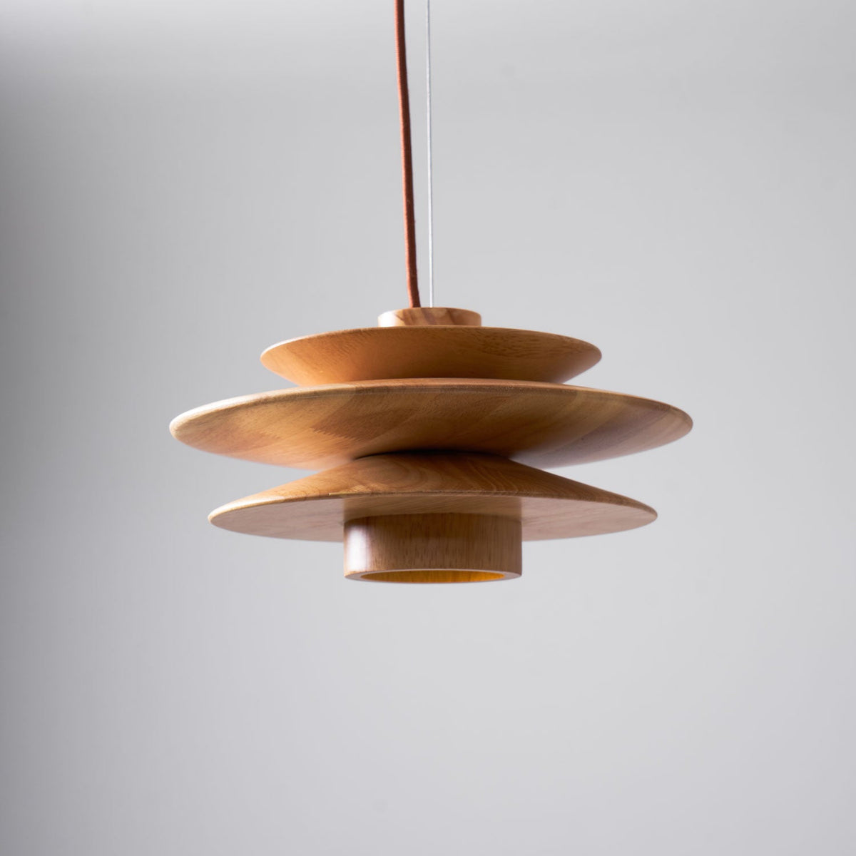 Lampada a sospensione in legno a disco Cascade