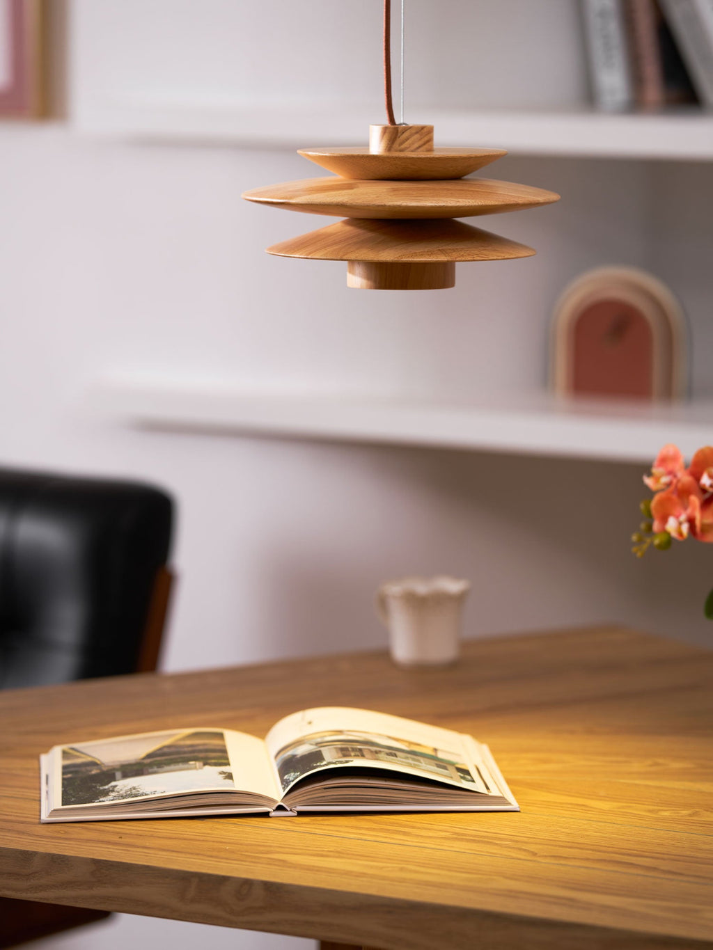 Lampada a sospensione in legno a disco Cascade