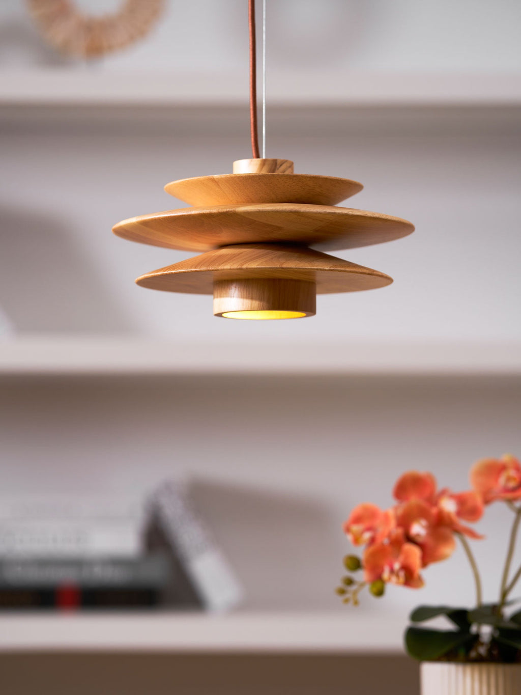 Lampada a sospensione in legno a disco Cascade
