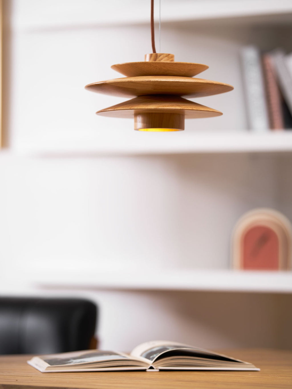 Lampada a sospensione in legno a disco Cascade