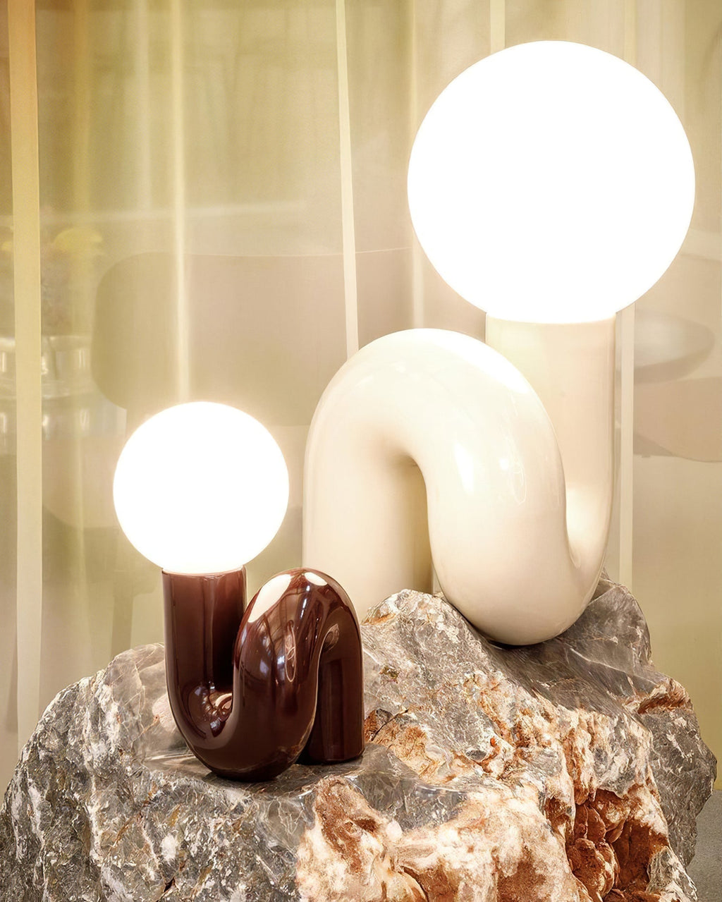 Lampada da Tavolo Giocosa a Forma di N
