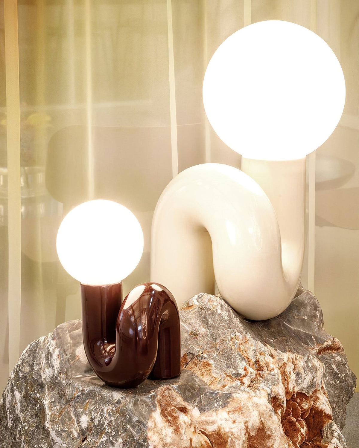 Lampada da Tavolo Giocosa a Forma di N