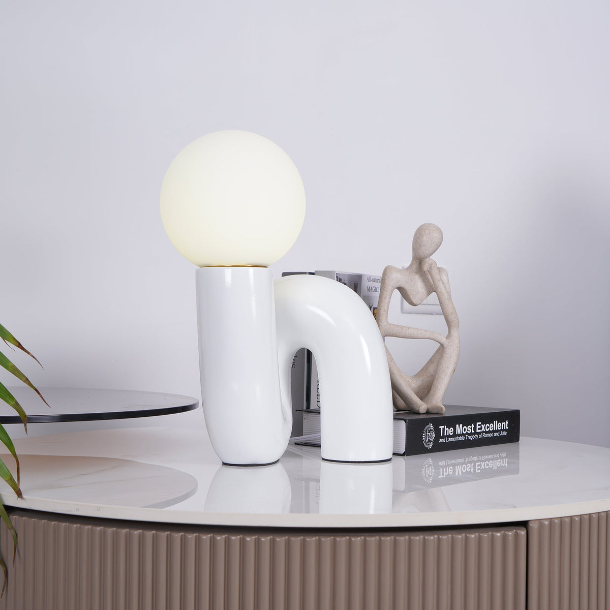 Lampada da Tavolo Giocosa a Forma di N