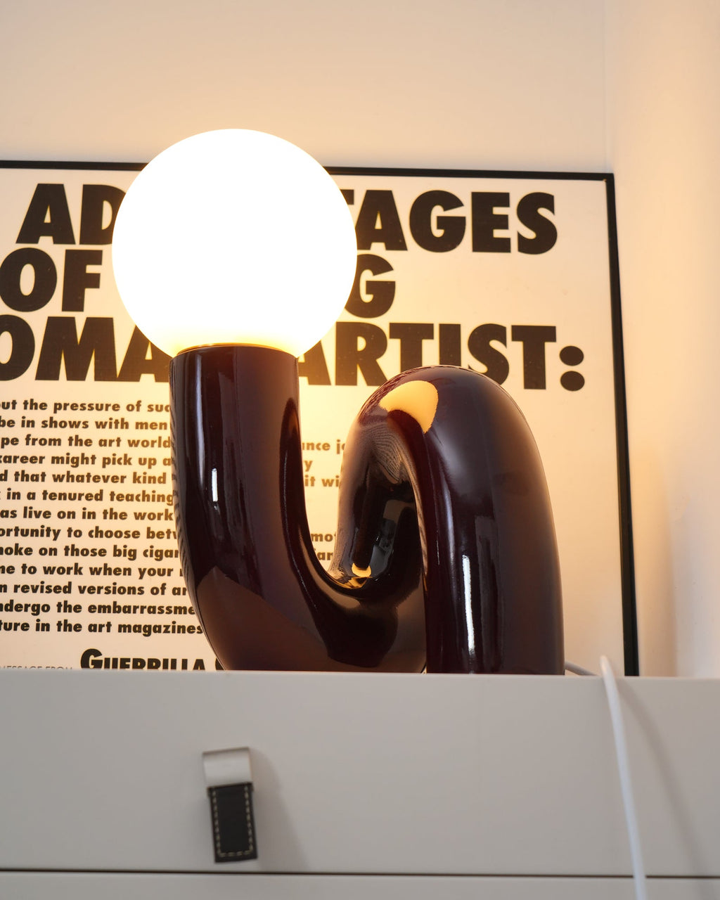Lampada da Tavolo Giocosa a Forma di N