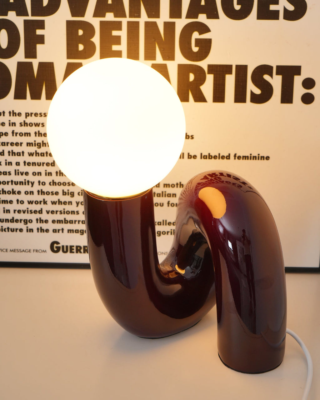 Lampada da Tavolo Giocosa a Forma di N