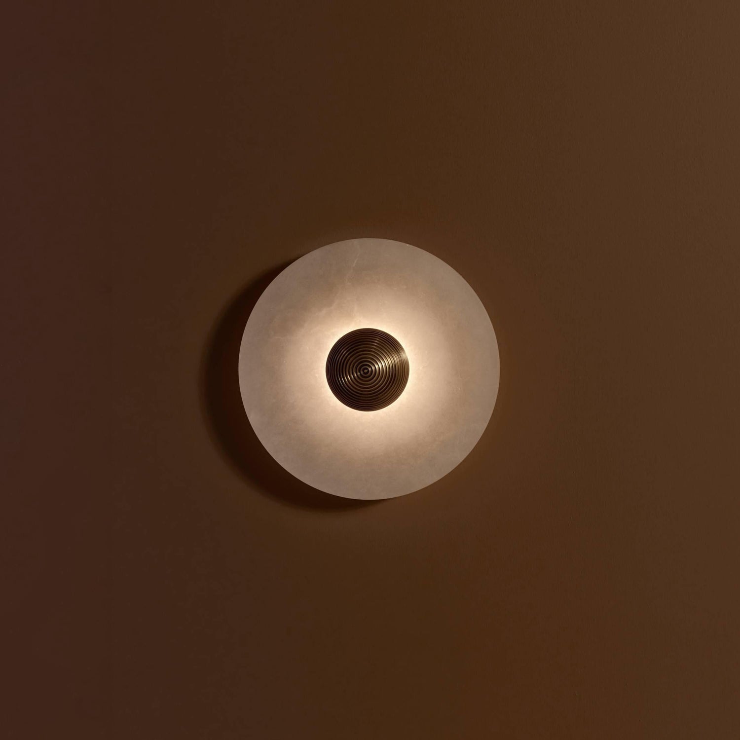 Lampada da Parete Rotonda in Alabastro con Finitura in Ottone