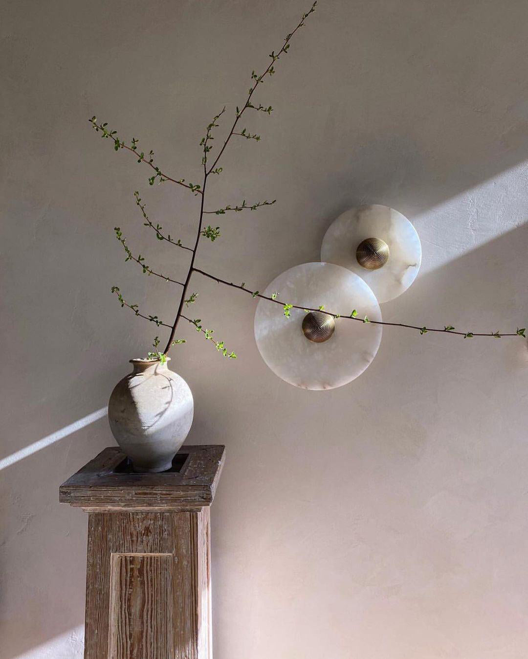 Lampada da Parete Rotonda in Alabastro con Finitura in Ottone