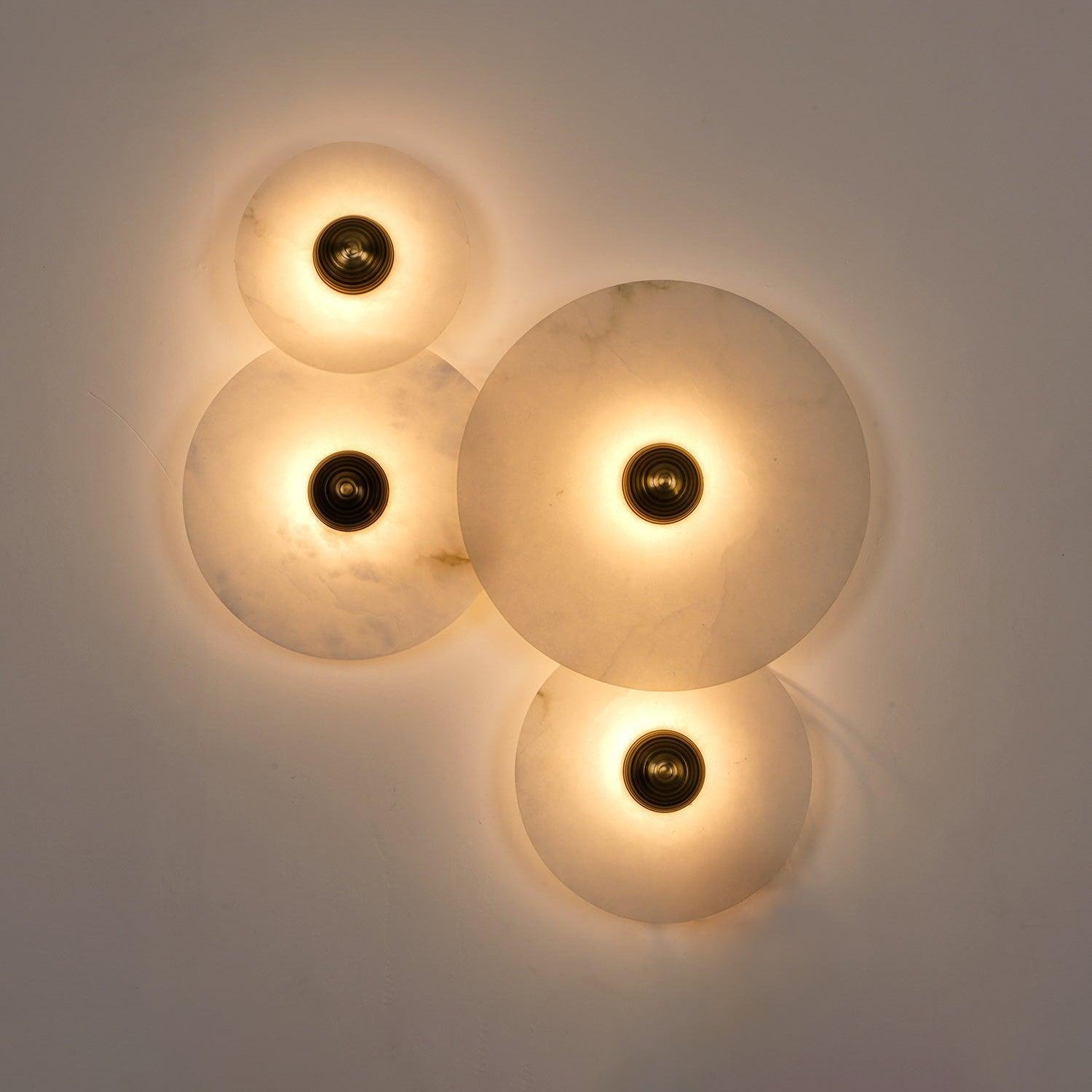Lampada da Parete Rotonda in Alabastro con Finitura in Ottone