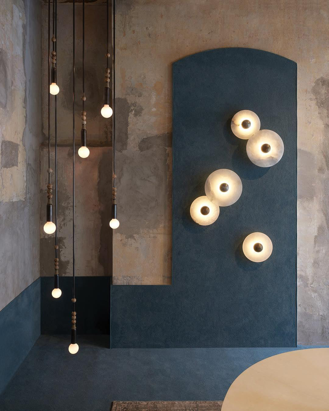 Lampada da Parete Rotonda in Alabastro con Finitura in Ottone