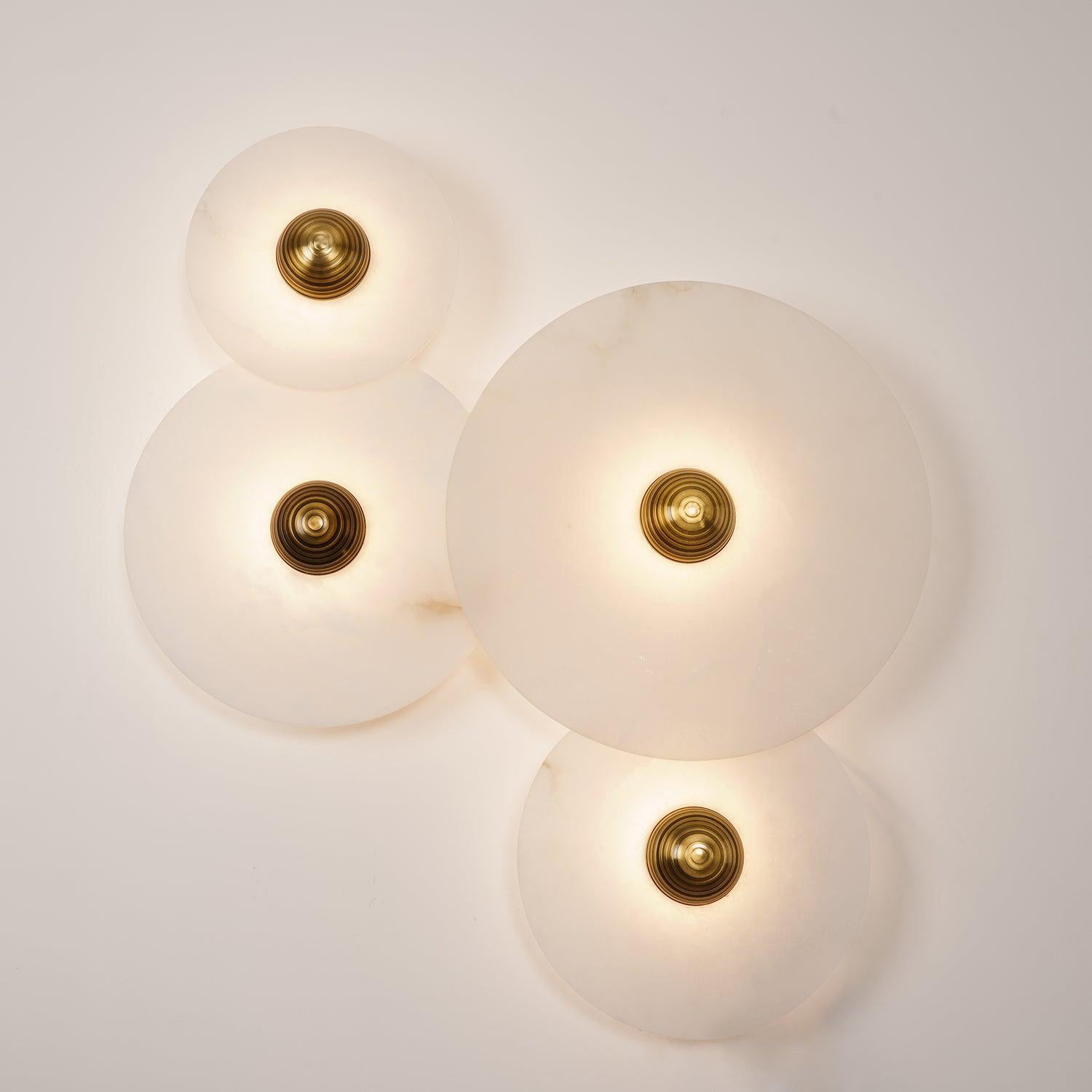 Lampada da Parete Rotonda in Alabastro con Finitura in Ottone