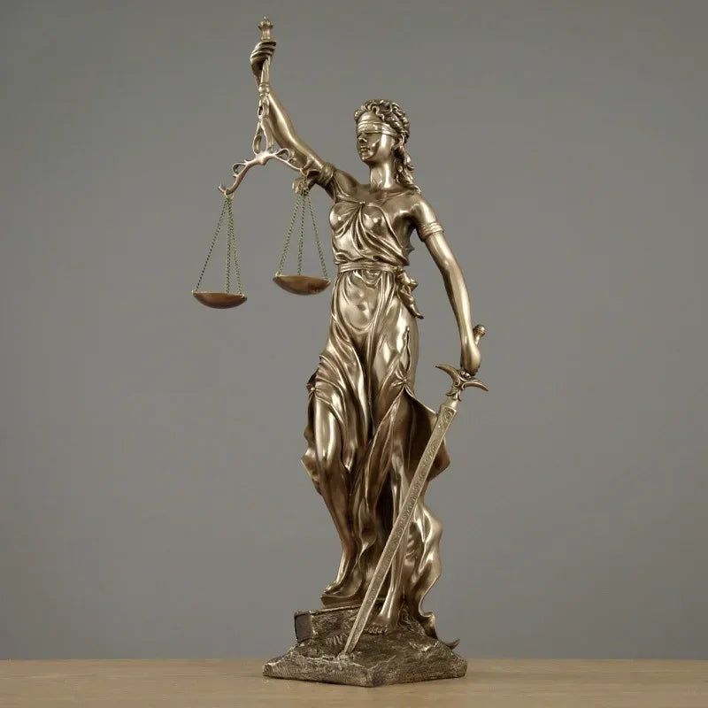 JustiMuse – Scultura di Lady Justice con pesi bilanciati ed eleganza senza tempo
