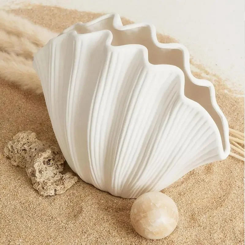 Vaso in Ceramica a Forma di Conchiglia