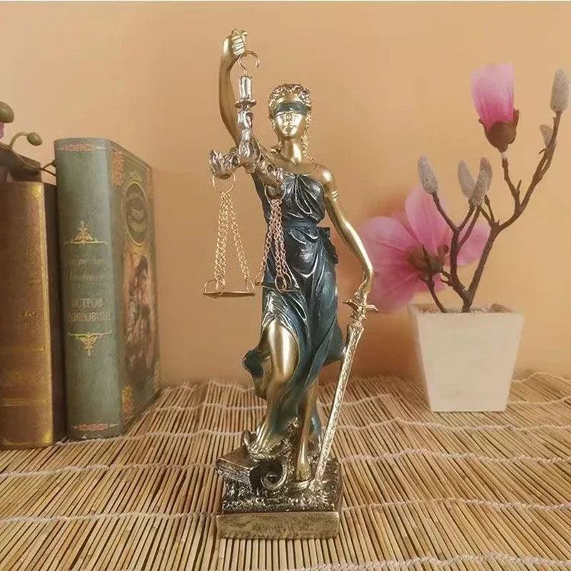 JustiMuse – Scultura di Lady Justice con pesi bilanciati ed eleganza senza tempo