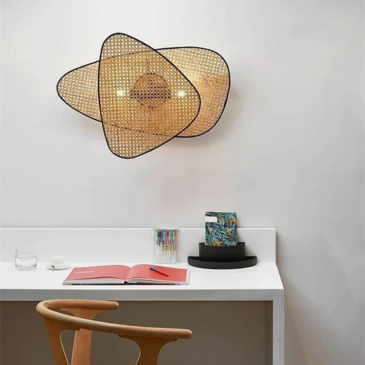 Lampadario in rattan e bambù dal design moderno