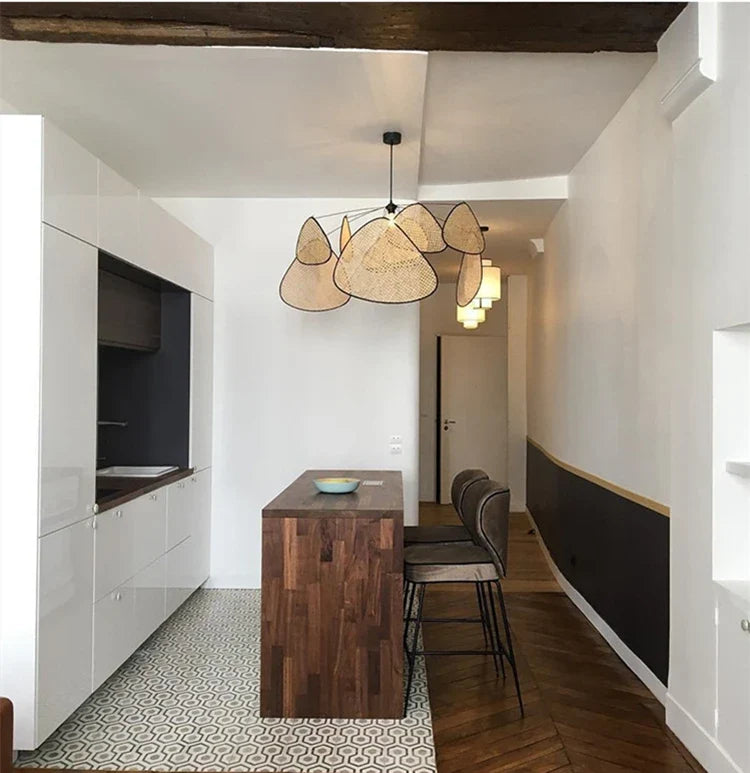 Lampadario in rattan e bambù dal design moderno