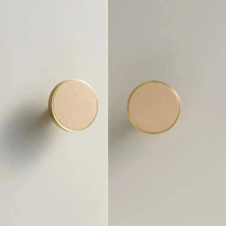 Maniglia in Ottone e Pelle di Mucca Luella