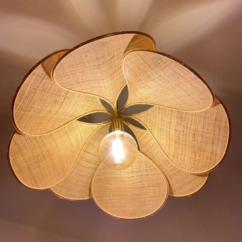 LumaFlora Petal Light – Lampada a Sospensione in Tessuto Artistico con Petali Colorati