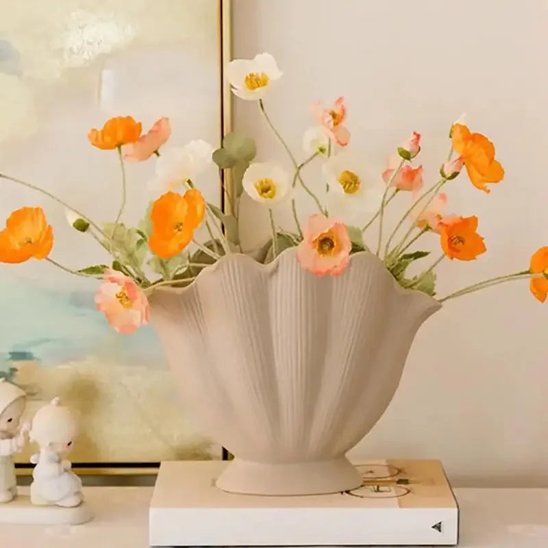 Vaso in Ceramica a Forma di Conchiglia