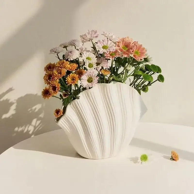 Vaso in Ceramica a Forma di Conchiglia