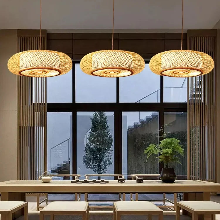 BambuLoom Grace: Lampada a Sospensione in Rattan e Bambù Fatta a Mano