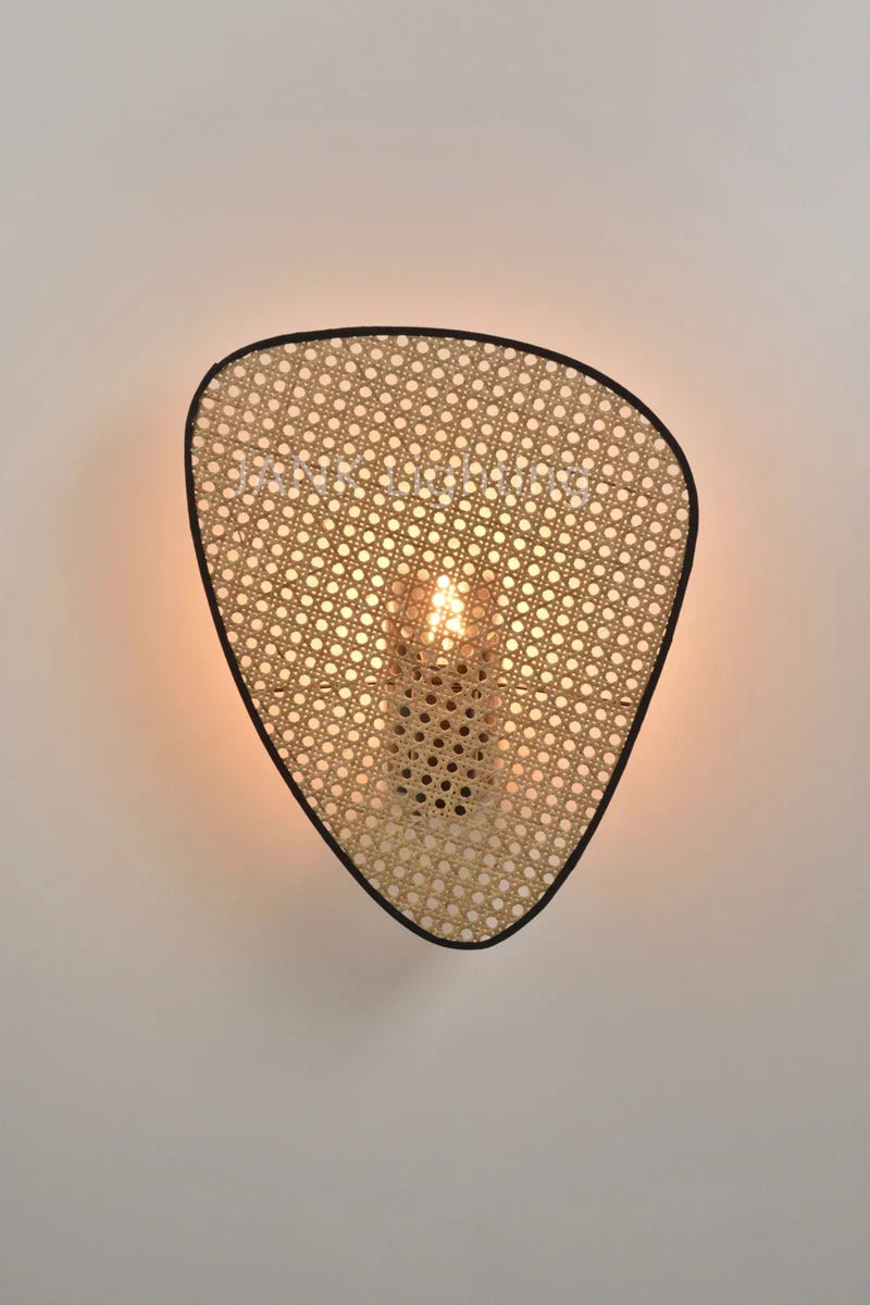 Lampadario in rattan e bambù dal design moderno
