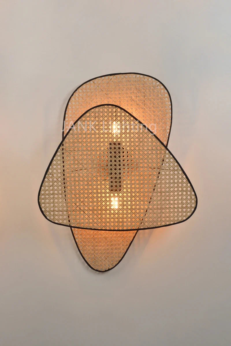 Lampadario in rattan e bambù dal design moderno