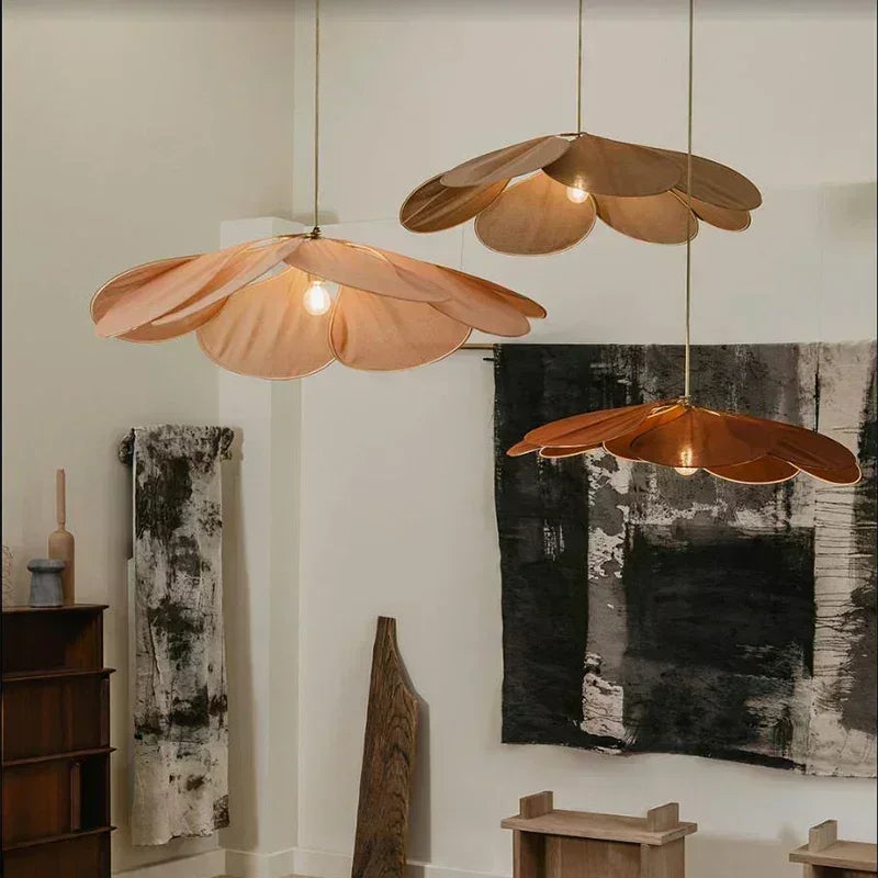 LumaFlora Petal Light – Lampada a Sospensione in Tessuto Artistico con Petali Colorati