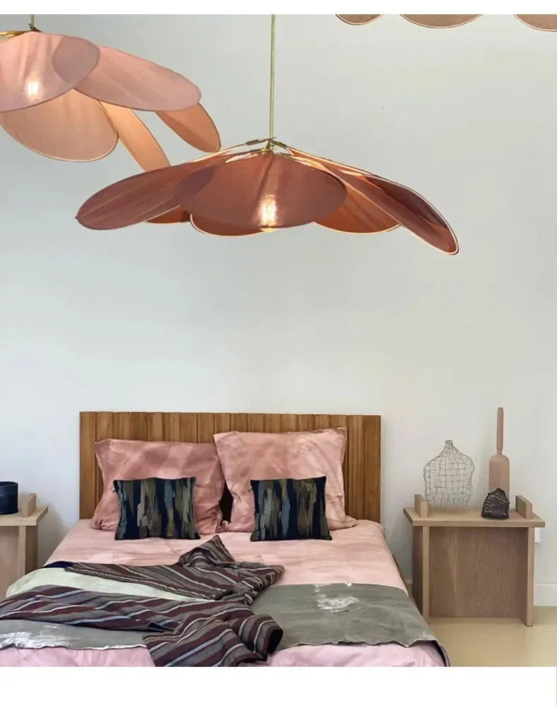 LumaFlora Petal Light – Lampada a Sospensione in Tessuto Artistico con Petali Colorati