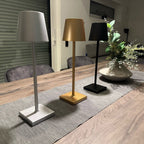 Lampada da Tavolo LED Wireless con Paralume in Metallo a Cono e Base Quadrata