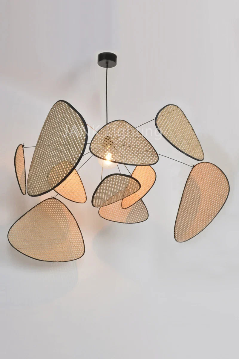 Lampadario in rattan e bambù dal design moderno
