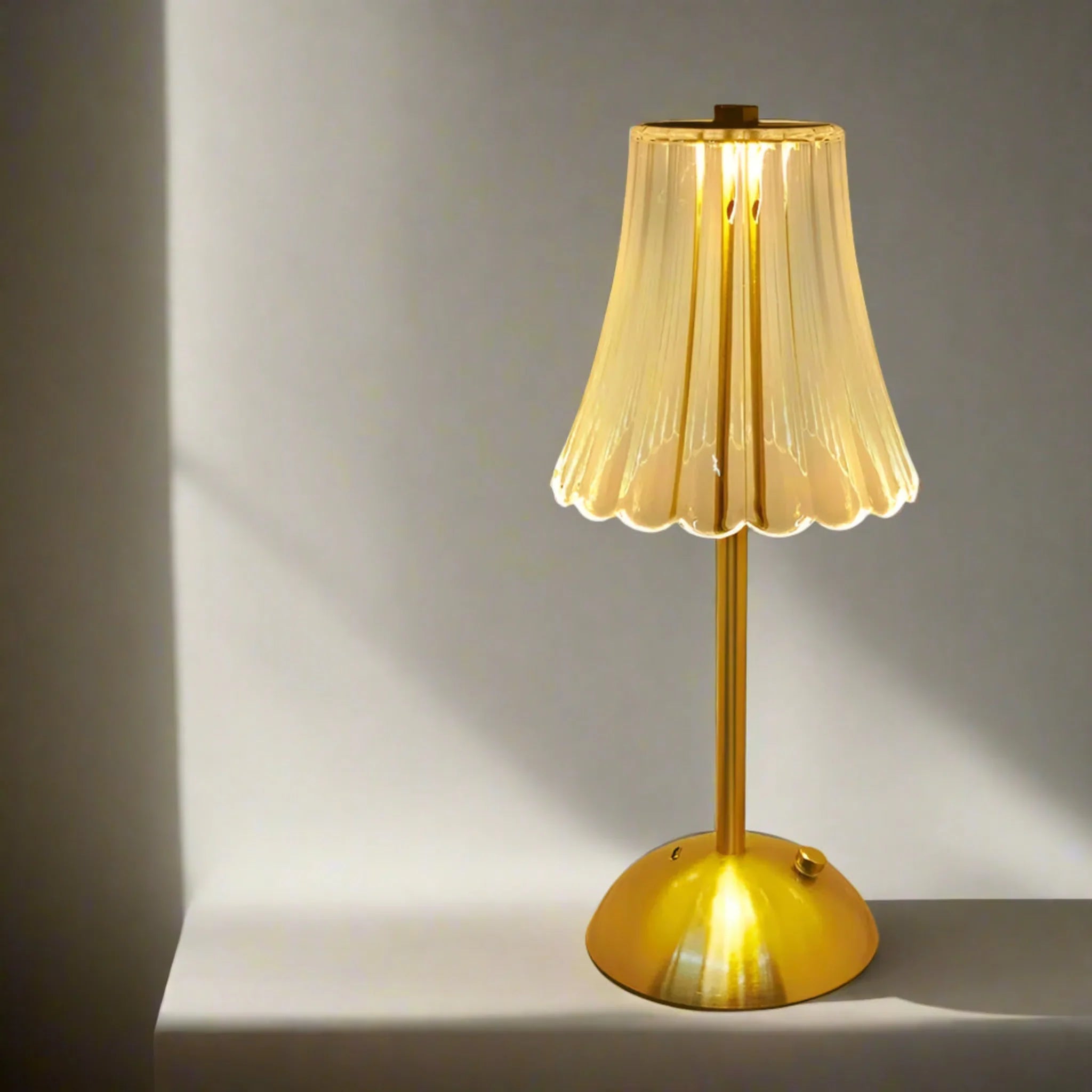 Lampada da Tavolo Ricaricabile con Paralume in Vetro Rigato e Luce LED